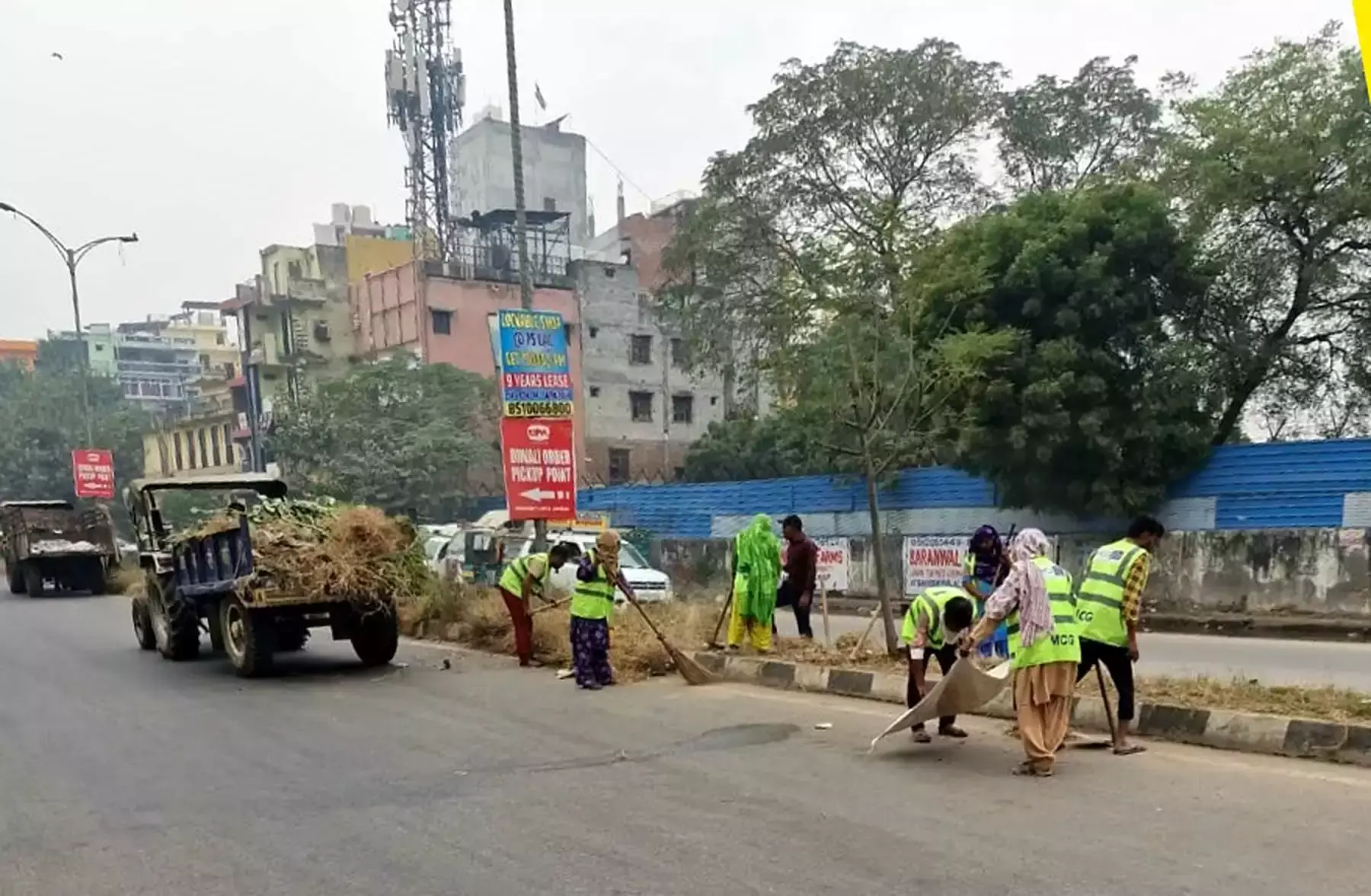 Gurugram: सड़क किनारे की घास और मिट्टी हटाने में जुटी नगर निगम टीमें Gurugram: सड़क किनारे की घास और मिट्टी हटाने में जुटी नगर निगम टीमें