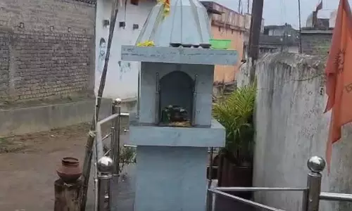 राम मंदिर में तोड़फोड़, स्थानीय लोग भड़के