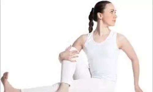 Yoga: योग से स्वस्थ जीवन, जानें वक्रासन के फायदे और इसे करने का तरीका