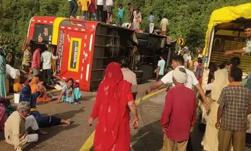 बस पलटने से एक महिला की मौत, 30 से ज्यादा यात्री घायल बस पलटने से एक महिला की मौत, 30 से ज्यादा यात्री घायल