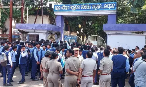 छात्रा ने रायगड़ा UGMIT में फैकल्टी पर दुर्व्यवहार का आरोप लगाया; छात्रों ने विरोध प्रदर्शन किया छात्रा ने रायगड़ा UGMIT में फैकल्टी पर दुर्व्यवहार का आरोप लगाया; छात्रों ने विरोध प्रदर्शन किया