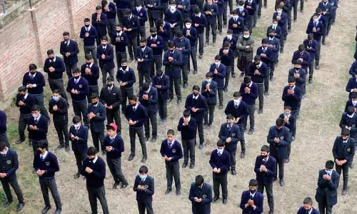 कश्मीर के स्कूलों के लिए 1 नवंबर से नए शीतकालीन समय की घोषणा कश्मीर के स्कूलों के लिए 1 नवंबर से नए शीतकालीन समय की घोषणा