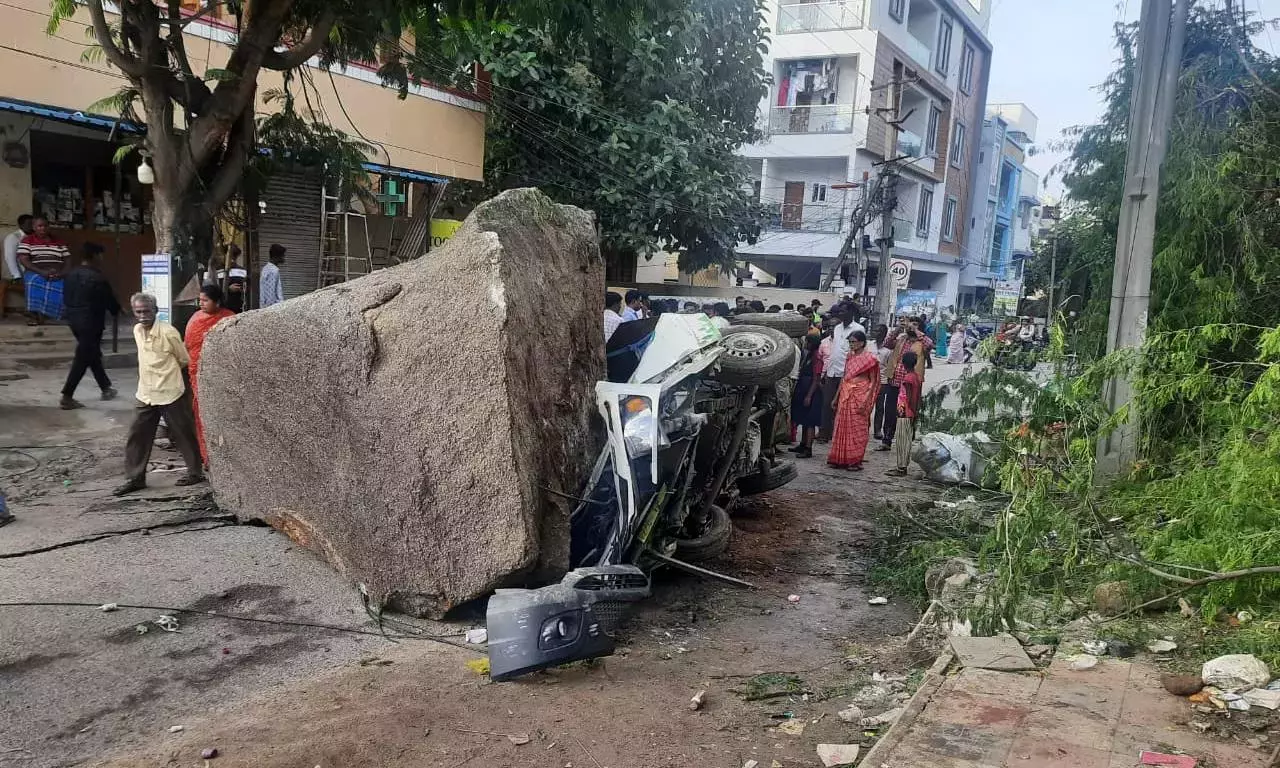 मलकाजगिरी में पहाड़ी से लुढ़का पत्थर, GHMC ट्रक कुचला