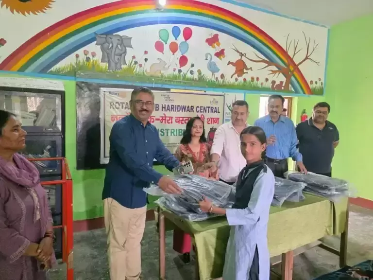 Haridwar: रोटरी क्लब ने शिक्षा को बढ़ावा देने के लिए बांटे बैग