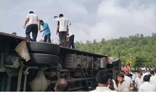MP News: नर्मदा परिक्रमा पर निकले श्रद्धालुओं की बस पलटी, मची  चीख पुकार