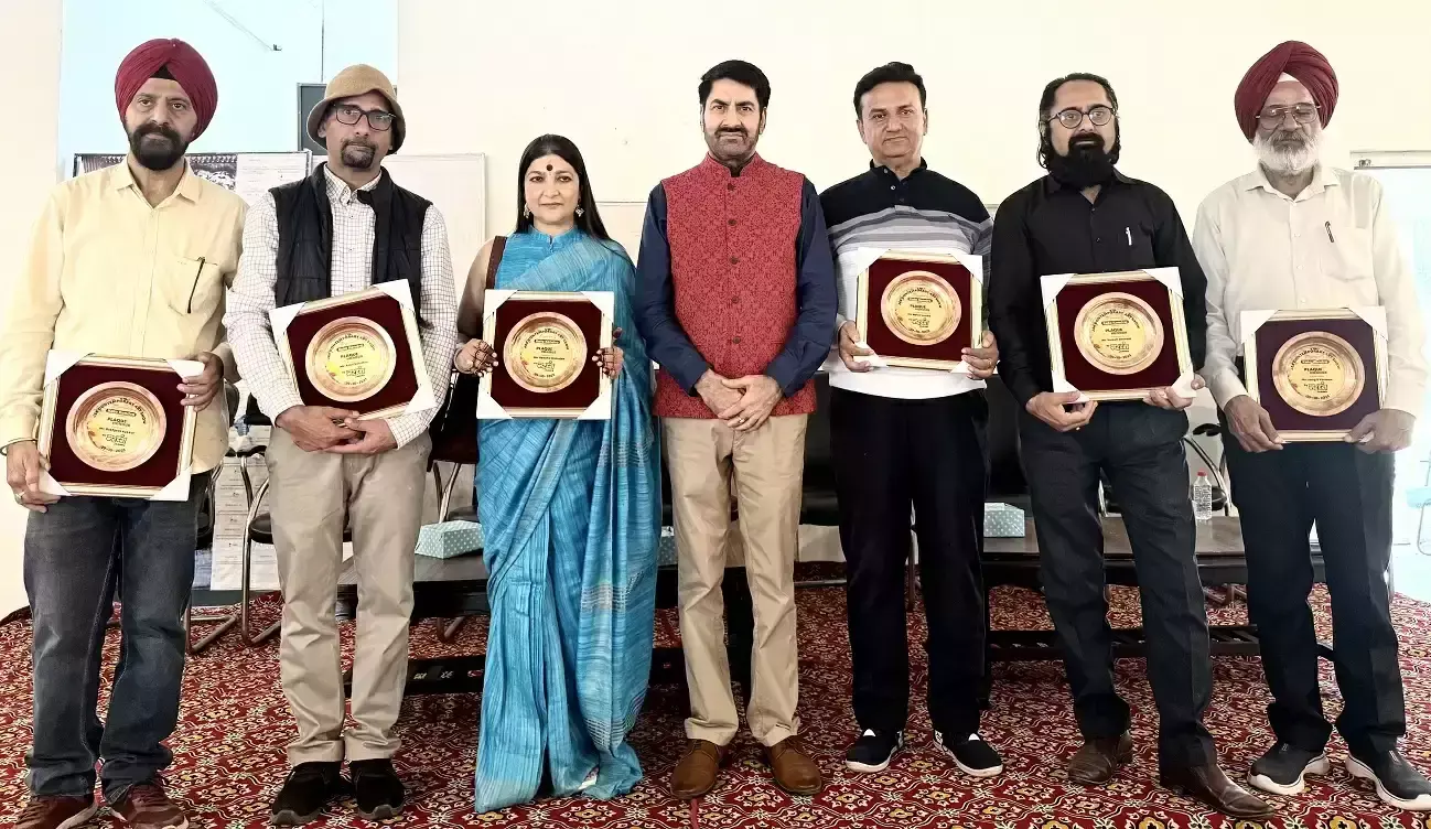 Jammu: नटरंग द्वारा छह कलाकारों को मिला रचनात्मक सम्मान Jammu: नटरंग द्वारा छह कलाकारों को मिला रचनात्मक सम्मान