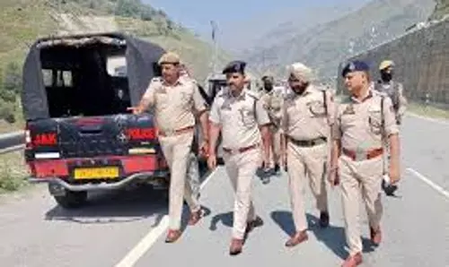 Banihal: रामबन पुलिस का संदेश, आतंकवाद की जड़ें उखाड़ दी जाएँगी Banihal: रामबन पुलिस का संदेश, आतंकवाद की जड़ें उखाड़ दी जाएँगी