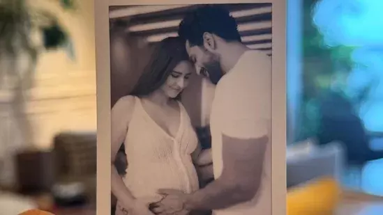 Pregnant Katrina Kaif, की बालकनी से वायरल तस्वीरें देख फैन्स भड़के Pregnant Katrina Kaif, की बालकनी से वायरल तस्वीरें देख फैन्स भड़के