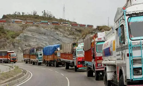 Jammu: राजमार्ग खुलने से यात्रियों ने ली राहत की सांस Jammu: राजमार्ग खुलने से यात्रियों ने ली राहत की सांस