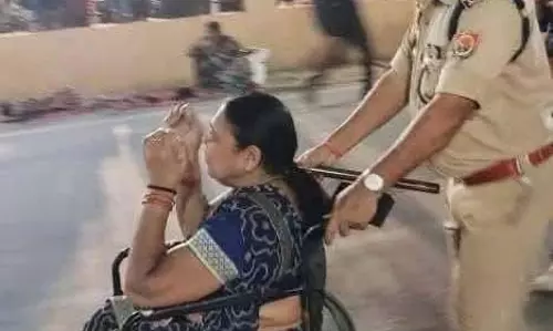 SP ग्रामीण ने दिखाई मानवता की मिसाल, व्हीलचेयर पर बैठे श्रद्धालु को स्वयं पार कराया मार्ग