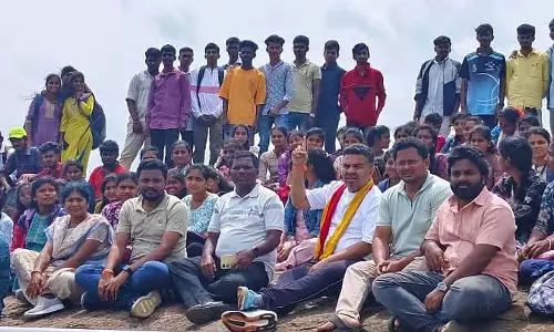 Karnataka : विधायक रंगनाथ छात्रों के साथ हुत्रिदुर्ग पहाड़ी पर चढ़े
