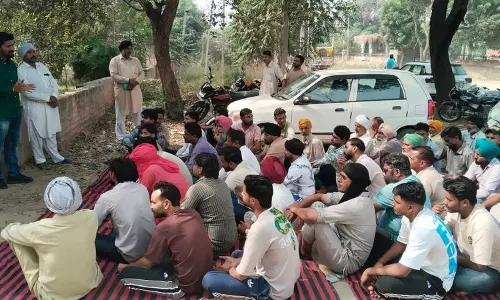 Haryana : परित्यक्त कन्या भ्रूण के लिए न्याय की मांग को लेकर गांव एकजुट Haryana : परित्यक्त कन्या भ्रूण के लिए न्याय की मांग को लेकर गांव एकजुट