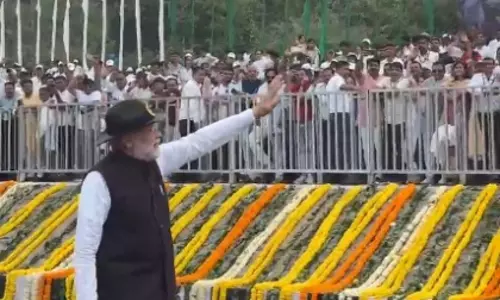 गुजरात: PM मोदी ने केवड़िया में एकता परेड में पैदल चलकर जीता दिल
