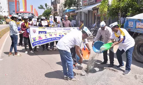 Karnataka: सड़कों पर गड्ढों को अवरुद्ध करके विरोध प्रदर्शन Karnataka: सड़कों पर गड्ढों को अवरुद्ध करके विरोध प्रदर्शन