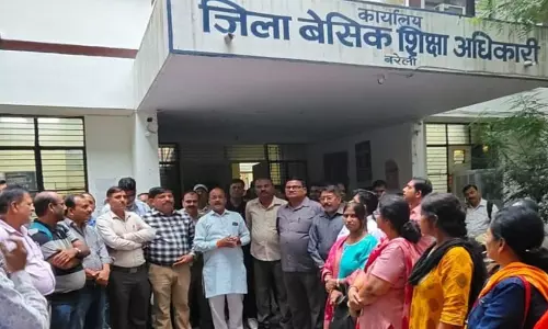 Bareilly: वेतन रुकने से नाराज़ शिक्षकों ने किया जमकर हंगामा Bareilly: वेतन रुकने से नाराज़ शिक्षकों ने किया जमकर हंगामा