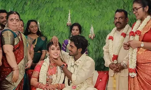 टूरिस्ट फैमिली के डायरेक्टर ने अपनी गर्लफ्रेंड का हाथ पकड़ा टूरिस्ट फैमिली के डायरेक्टर ने अपनी गर्लफ्रेंड का हाथ पकड़ा