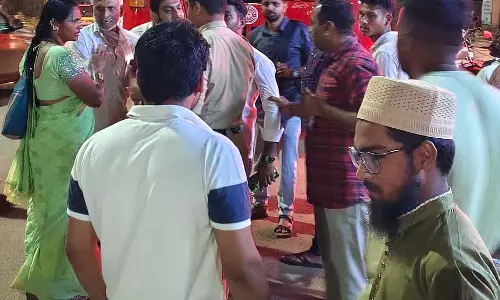 Mundagoda : यात्री परिवहन कर्मचारियों से बहस कर रहे है