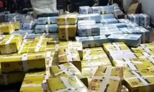 Delhi पुलिस ने बवाना में अवैध मिलावटी देसी घी की फैक्ट्री का भंडाफोड़ किया Delhi पुलिस ने बवाना में अवैध मिलावटी देसी घी की फैक्ट्री का भंडाफोड़ किया