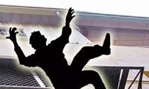 Bhopal: क्लास के बाहर कदम रखते ही फिसला छात्र, तीसरी मंजिल से गिरा नीचे Bhopal: क्लास के बाहर कदम रखते ही फिसला छात्र, तीसरी मंजिल से गिरा नीचे