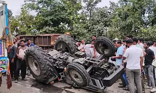 MP : खरगोन में ट्रैक्टर-ट्रॉली पलटने से 22 मज़दूर घायल, 5 की हालत गंभीर MP : खरगोन में ट्रैक्टर-ट्रॉली पलटने से 22 मज़दूर घायल, 5 की हालत गंभीर
