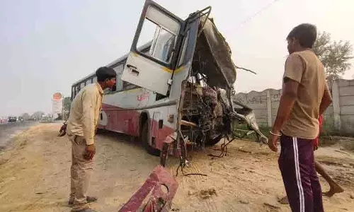 Patiala में बस और ट्रक की टक्कर में एक व्यक्ति की मौत, 12 घायल Patiala में बस और ट्रक की टक्कर में एक व्यक्ति की मौत, 12 घायल