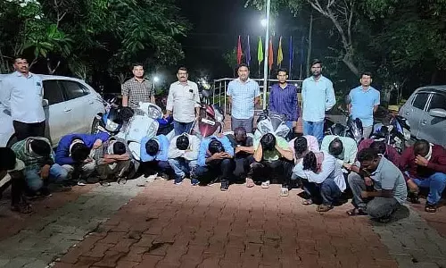 जुए के अड्डे का भंडाफोड़; वालुज से दो नाबालिग लड़कियों का अपहरण