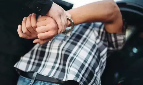 राजनांदगांव में करोड़ों की ठगी करने वाला पिता-पुत्र गिरोह गिरफ्तार राजनांदगांव में करोड़ों की ठगी करने वाला पिता-पुत्र गिरोह गिरफ्तार