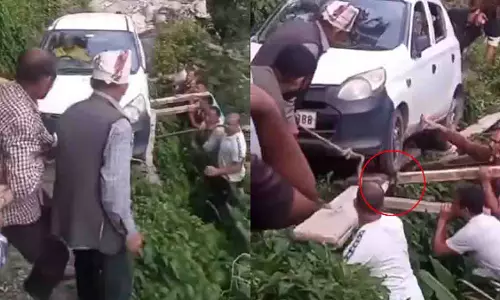 Himachal: फंसे वाहन, ग्रामीणों ने लकड़ी के तख्तों से निकाला Himachal: फंसे वाहन, ग्रामीणों ने लकड़ी के तख्तों से निकाला