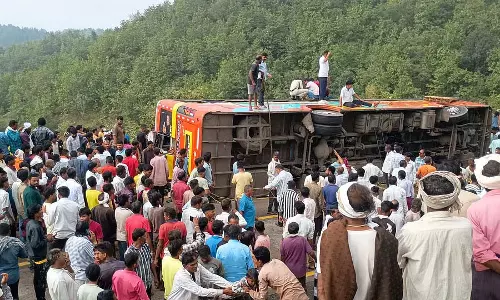 MP : बड़वानी में तीर्थयात्रियों को ले जा रही बस पलटने से एक की मौत, 50 से ज़्यादा घायल