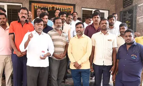Haveri : पानी बेचने वालों ने ज़हर की बोतलें लेकर विरोध प्रदर्शन किया Haveri : पानी बेचने वालों ने ज़हर की बोतलें लेकर विरोध प्रदर्शन किया