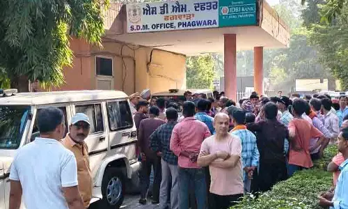 JCT Mill के मजदूरों ने बकाया भुगतान को लेकर फगवाड़ा में कॉर्पोरेट अधिकारी का घेराव किया JCT Mill के मजदूरों ने बकाया भुगतान को लेकर फगवाड़ा में कॉर्पोरेट अधिकारी का घेराव किया