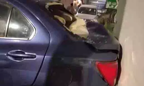 Noida: पीछे जा रही कार की चपेट में आया 3 साल का बच्चा, मौत