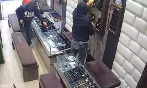 Jalandhar के भार्गो कैंप में बंदूक की नोक पर ज्वैलर से लूट Jalandhar के भार्गो कैंप में बंदूक की नोक पर ज्वैलर से लूट