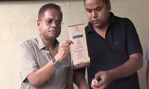 अमित जोगी ने विधानसभा भवन उद्घाटन निमंत्रण पत्र को जलाया