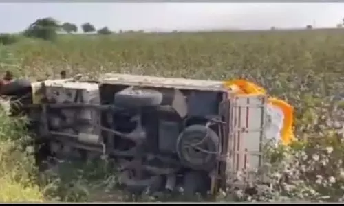 Raichur : गाड़ी चलाते समय ड्राइवर की हार्ट अटैक से मौत हो गई