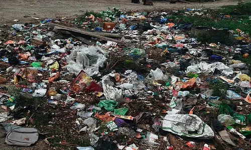 हर जगह कचरा: बीमारी फैलने का डर