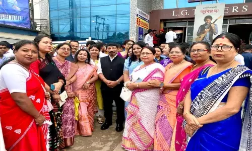 Assam: एजीपी नेता ने जुबीन रोई रोई बिनाले की शपथ ली Assam: एजीपी नेता ने जुबीन रोई रोई बिनाले की शपथ ली