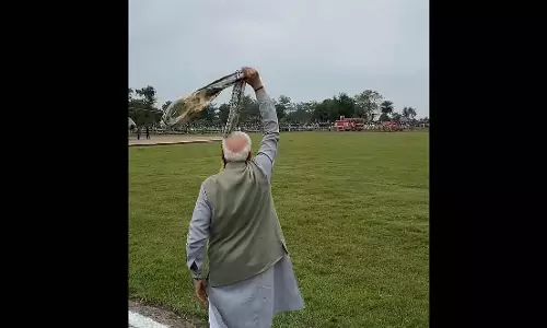 प्रधानमंत्री मोदी के गमछा लहराने का वीडियो, जमकर हो रही चर्चा प्रधानमंत्री मोदी के गमछा लहराने का वीडियो, जमकर हो रही चर्चा
