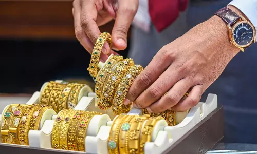 डॉलर के मजबूत होने से एमसीएक्स पर सोने, चांदी की कीमतों में गिरावट