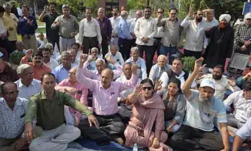 JACRC ने धरना दिया, अंबेडकर प्रतिमा तोड़े जाने पर कार्रवाई की मांग की