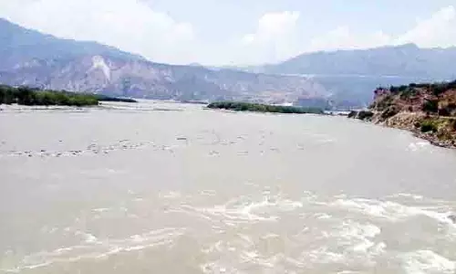 KISHTWAR: चेनाब नदी में मजदूर गिरा