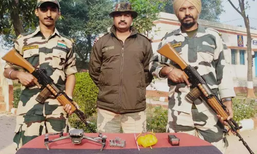 Drone तस्करी की साजिश नाकाम, तीन ड्रोन- 1.6 किलो हेरोइन बरामद Drone तस्करी की साजिश नाकाम, तीन ड्रोन- 1.6 किलो हेरोइन बरामद