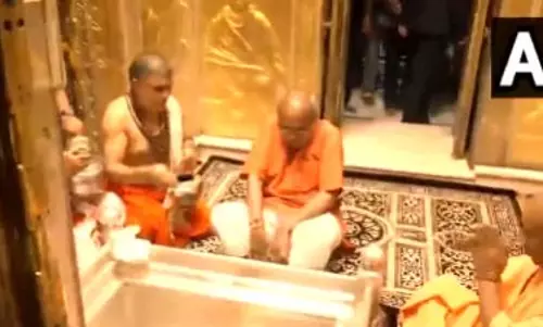 सीएम योगी आदित्यनाथ ने श्री काशी विश्वनाथ मंदिर में की पूजा-अर्चना सीएम योगी आदित्यनाथ ने श्री काशी विश्वनाथ मंदिर में की पूजा-अर्चना