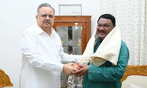 विधानसभा अध्यक्ष डॉ. रमन सिंह से केंद्रीय मंत्री जुएल ओराम की आत्मीय मुलाकात