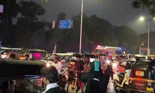 Pune में भीषण जाम में फंसी एम्बुलेंस, निवासियों ने जताई सुरक्षा की चिंता Pune में भीषण जाम में फंसी एम्बुलेंस, निवासियों ने जताई सुरक्षा की चिंता