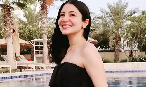 Anushka Sharma ने वजन कंट्रोल के लिए बदली डाइट, छोड़ी रोटी, चीनी और दूध Anushka Sharma ने वजन कंट्रोल के लिए बदली डाइट, छोड़ी रोटी, चीनी और दूध
