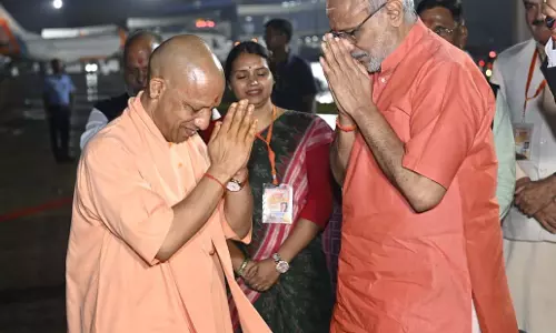 Varanasi दौरे के बाद उपराष्ट्रपति Radhakrishnan को सीएम Yogi ने दी विदाई