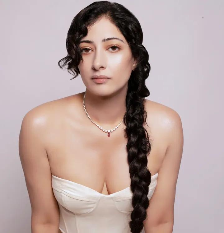 निहारिका रायज़ादा का सिजलिंग लुक
