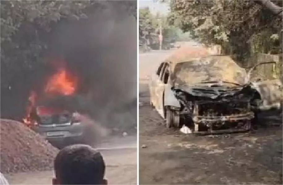 Haryana: सीएनजी बलेनो में लगी आग, कार में रखे 3.80 लाख रुपये राख Haryana: सीएनजी बलेनो में लगी आग, कार में रखे 3.80 लाख रुपये राख