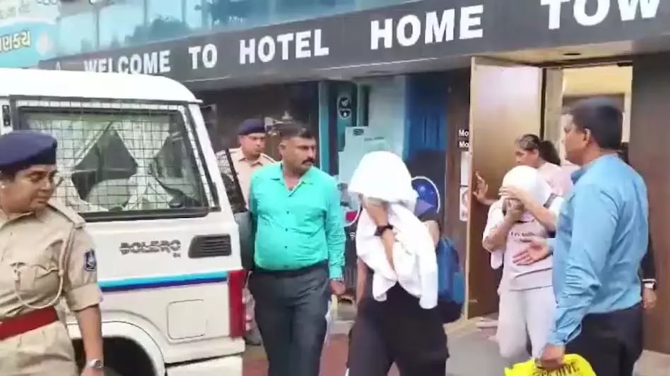 होटल में कंडोम का ढेर मिला, सेक्स रैकेट का पर्दाफाश होटल में कंडोम का ढेर मिला, सेक्स रैकेट का पर्दाफाश
